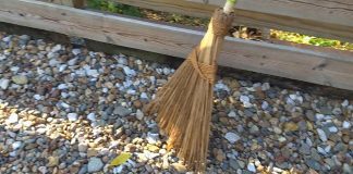 Can I Use A Leaf Blower To Clear Leaves From A Gravel Driveway