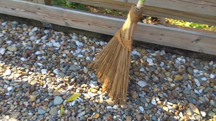 Can I Use A Leaf Blower To Clear Leaves From A Gravel Driveway